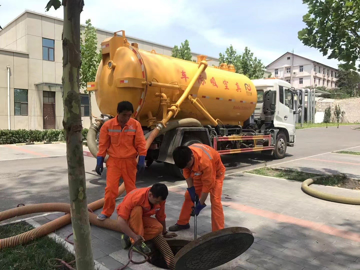 峡江管道疏通车停在窨井附近