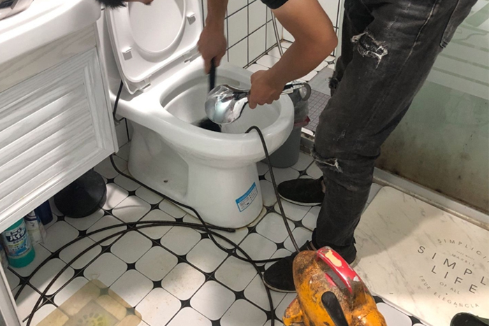 峡江马桶堵塞自己疏通还是找师傅？专业上门服务让你省时更省心